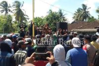 Plt. Camat Cidaun Sofyan Sauri. S. Sos di panggung aksi damai warga masyarakat desa Cidamar saat menyampaikan hasil negosiasi bersama KORLAP aksi Turun, Berhentikan Kepala Desa Cidamar Maman Sukarman dari jabatannya. (Dok photo AE Nasution/RadarBangsa.co.id)