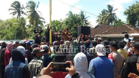 Plt. Camat Cidaun Sofyan Sauri. S. Sos di panggung aksi damai warga masyarakat desa Cidamar saat menyampaikan hasil negosiasi bersama KORLAP aksi Turun, Berhentikan Kepala Desa Cidamar Maman Sukarman dari jabatannya. (Dok photo AE Nasution/RadarBangsa.co.id)