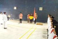 Plt. Camat Cidaun Sofyan Sauri. S. Sos saat mengukuhkan 32 orang anggota pasukan pengibar bendera merah putih, pelatih dan pembina pemusatan pendidikan dan pelatihan paskibra kecamatan Cidaun Tahun 2022. (Dok photo AE Naaution/RadarBangsa.co.id)
