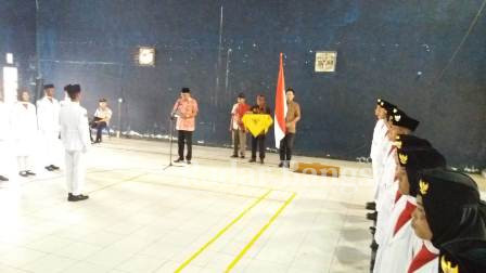 Plt. Camat Cidaun Sofyan Sauri. S. Sos saat mengukuhkan 32 orang anggota pasukan pengibar bendera merah putih, pelatih dan pembina pemusatan pendidikan dan pelatihan paskibra kecamatan Cidaun Tahun 2022. (Dok photo AE Naaution/RadarBangsa.co.id)
