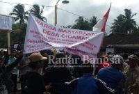 Warga masyarakat desa Cidamar kecamatan Cidaun, kabupaten Cuanjur, provinsi Jawa Barat sedang melakukan aksi demo turunkan kades Cidamar depenitif Maman Sukarman. (Dok photo AE Nasution/RadarBangsa.co.id)