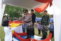 Inspektur upacara penurunan bendera merah putih Kapolsek Cidaun AKP Mardi Sumardi. SH didampingi Plt. Camat Cidaun Sofyan Sauri. S. Sos bersama Serma Asep Mulyana dari Koramil Cidaun dalam rangkaian perayaan Hari Ulang Tahun ke-77 Kemerdekaan Republik Indonesia di lapangan hijau Jayanti desa Cidamar, kecamatan Cidaun, kabupaten Cianjur, provinsi Jawa Barat menerima duplikat sangsaka merah putih dari pasukan paskibra setelah diturunkan dan untuk disimpan. (Dok photo AE Naaution/RadarBangsa.co.id)