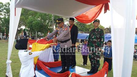 Inspektur upacara penurunan bendera merah putih Kapolsek Cidaun AKP Mardi Sumardi. SH didampingi Plt. Camat Cidaun Sofyan Sauri. S. Sos bersama Serma Asep Mulyana dari Koramil Cidaun dalam rangkaian perayaan Hari Ulang Tahun ke-77 Kemerdekaan Republik Indonesia di lapangan hijau Jayanti desa Cidamar, kecamatan Cidaun, kabupaten Cianjur, provinsi Jawa Barat menerima duplikat sangsaka merah putih dari pasukan paskibra setelah diturunkan dan untuk disimpan. (Dok photo AE Naaution/RadarBangsa.co.id)