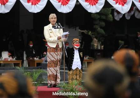 Gubernur Jawa Tengah Ganjar Pranowo pimpin upacara peringatan HUT ke-72 Provinsi Jawa Tengah di halaman Kantor Gubernur 