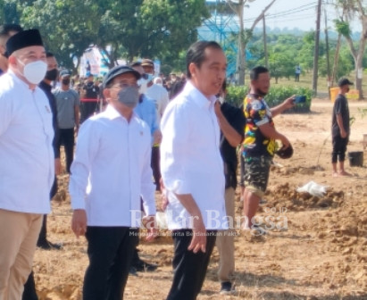 Presiden Joko Widodo (Jokowi) meluncurkan program lumbung pangan atau food estate berbasis mangga dan taksi alsintan (alat dan mesin pertanian) di Kecamatan Panceng Kabupaten Gresik, Jawa Timur (22/08)