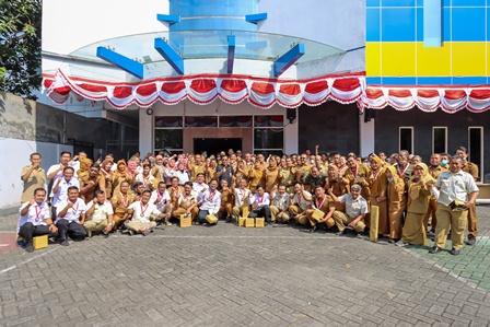 Kepala Dinas Komunikasi dan Informatika (Diskominfo) Provinsi Jawa Timur, Hudiyono (tengah) saat sesi foto bersama usai apel pagi dan pembagian hadiah pertandingan maupun lomba yang diadakan Dinkominfo Jatim (22/8/2022)