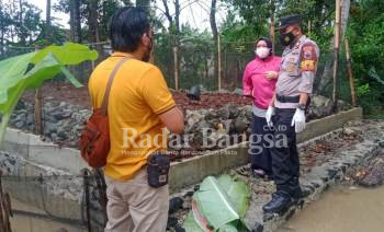 Lalu Polsek Kroya bersama Petugas medis dari Puskesmas Kroya saat di lokasi (Dok Foto IST)