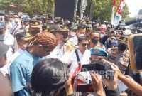 Bupati Lamongan Yuhronur Efendi saat menemui para pendemo 