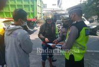 Kanit Turjawali Satlantas Polres Lumajang, IPDA Didit Ardiana Abdillah, Saat Menuding Surat Tilang yang Harus Ditandatangani Pelanggar