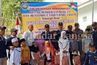 LMS saat berbagi kepada anak yatim 

