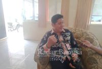 Camat Padang, Drs. Jamak Nurwanto, saat ditemui Radarbangsa.co.id diruang kerjanya, Kamis (25/8) (Dok Foto Riyaman)