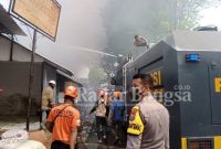 5 pemadam kebakaran dan air water canon dari polres Lumajang 