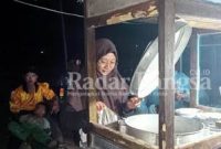 Syahfira Nurfitriani, saat melayani pembel (Dok Foto Riyaman/RadarBangsa)