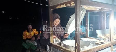 Syahfira Nurfitriani, saat melayani pembel (Dok Foto Riyaman/RadarBangsa)