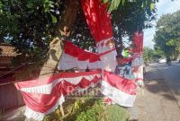 Penjual pernak pernik Merah Putih di jalan Wonokerto Kecamatan Tekung (IST)