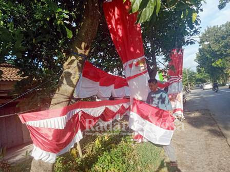 Penjual pernak pernik Merah Putih di jalan Wonokerto Kecamatan Tekung (IST)