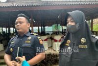 Petugas Pemeriksa Bea Cukai Pertama Kantor Bea Cukai Madiun, (Kanan) Yohanes dan (Kiri) Shifa saat hadiri sosialisasi sebagai narasumber di Desa Mendak, Kec Dagangan (IST/RadarBangsa)