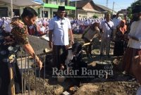  H Rahmat Muhajirin anggota DPR RI dan Hj Mimik Idayana anggota DPRD Sidoarjo menghadiri peringatan hari besar Islam 1 Muharram 1444 H dan peletakan batu pertama pembangunan Mushola Al Muhajirin Ar Rahman di komplek SMP IT Ar Rahman Kemantren Tulangan, Rabu (3/8/2022)