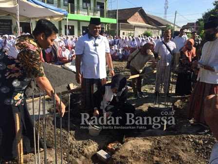  H Rahmat Muhajirin anggota DPR RI dan Hj Mimik Idayana anggota DPRD Sidoarjo menghadiri peringatan hari besar Islam 1 Muharram 1444 H dan peletakan batu pertama pembangunan Mushola Al Muhajirin Ar Rahman di komplek SMP IT Ar Rahman Kemantren Tulangan, Rabu (3/8/2022)