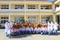 Bupati Pasama saat foto bersaman di  halaman belakang SMA Negeri 3 Sumatera Barat (Dok Foto IST)