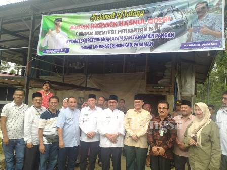 Harvick Hasnul Qolbi, Wakil Menteri Pertanian Republik Indonesia yang didampingi Benny Utama Bupati Pasaman dan Sabar AS Wakil Bupati, serta Kepala OPD terkait, lakukan kunjungan kerja di Kabupaten Pasaman, Jum’at (12/08/2022).