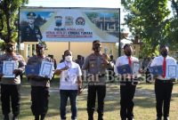 Pimpinan Cabang BRI Pemalang Puji Rustomo, dan Kapolres Pemalang AKBP Ari Wibowo bersama Kapolsek Bantarbolang dan personil Unit Reskrim Polsek Bantarbolang saat memberikan penghargaan. Senin (8/8/2022) 