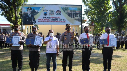 Pimpinan Cabang BRI Pemalang Puji Rustomo, dan Kapolres Pemalang AKBP Ari Wibowo bersama Kapolsek Bantarbolang dan personil Unit Reskrim Polsek Bantarbolang saat memberikan penghargaan. Senin (8/8/2022) 