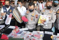 Kapolda Jawa Tengah Irjen Pol Ahmad Luthfi saat memimpin ungkap kasus perjudian yang digelar di Loby Mapolda Jateng pada Senin, (22/8).
