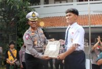 Pemberian Reward ke siswa SMP dari Kasatlantas Polrestabes Semarang AKBP Sigit