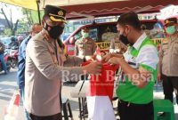 Kapolresta Sidoarjo Kombes Pol. Kusumo Wahyu Bintoro saat bagikan bendera merah putih (IST)