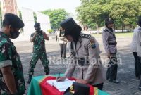 Polwan Polresta Sidoarjo melaksanakan upacara ziarah rombongan dan tabur bunga di Taman Makam Pahlawan (TMP) Kusuma Bangsa, Sidoarjo, Rabu (24/8/2022) (IST/RadarBangsa)