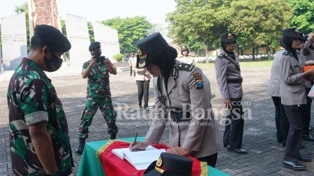 Polwan Polresta Sidoarjo melaksanakan upacara ziarah rombongan dan tabur bunga di Taman Makam Pahlawan (TMP) Kusuma Bangsa, Sidoarjo, Rabu (24/8/2022) (IST/RadarBangsa)