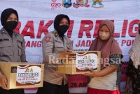 AKP Ria dan didampingi anggota Polwan Cantik saat berbagi (IST/RadarBangsa)
