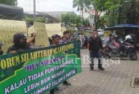 Koordinator aksi, M.H Sholeh (berbaju hitam) berorasi di kantor DPW PPP Jatim menuntut Ketum PPP, Suharso Monoarfa mundur (Dok foto : YW)