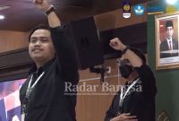 Novan Auliyassalam wakil presiden BEM UNESA 2022 (kiri tanpa masker), Lambang Priambodo (kanan)
