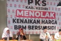 (dari kanan) Humas DPD PKS Kabupaten Kediri, Lilian Hetya Al Mabruroh, S.PdI, Anggota DPRD Kabupaten Kediri dari PKS, Reni Ramawati, Ketua DPD PKS Kabupaten Kediri, Marenda Darwis, dan Sekretaris DPD PKS Kabupaten Kediri, Warsono