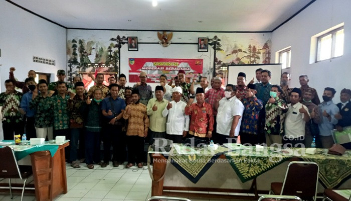 Foto bersama seusai kegiatan sosialisasi oleh FKUB Kabupaten Kediri di Balai Desa Darungan 