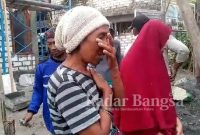 Bu Sutrami  saat mengusap air mat dan didampingi keluarganya di depan rumahnya yang sedang dibangun oleh pemuda siddiqiyyah.(Dok Foto Istimewa RadarBangsa)