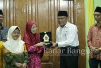 Pimpinan pondok sekaligus Mursyid Thoriqoh Shiddiqiyyah Al Mukarrom Kyai Moch. Muchtar Mu'thi alias Kyai Tar didampingi istri Shofwatul Ummah serta pengurus Ponpes. saat memberikan cendra mata kepada Menteri Muhadjir, buku berjudul: 