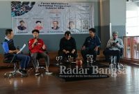 Diskusi yang dipandu Moderator Johan Samudera (kiri) berlangsung ini berlangsung serius tapi tidak saling debat kusir antara narasumber yang hadir (Foto : FYW)