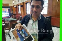 Pengacara menunjukkan bukti foto yang diungkap dalam sidang (IST/RadarBangsa)