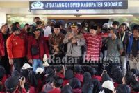 Kapolresta Sidoarjo Kombes Pol. Kusumo Wahyu Bintoro saat menyambut ditengah aksi demo dikantor DPRD Sidoarjo. (IST/RadarBangsa)