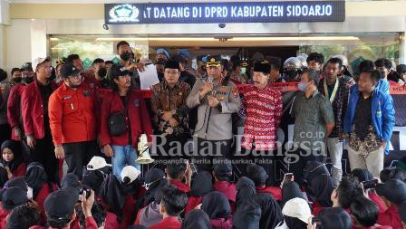 Kapolresta Sidoarjo Kombes Pol. Kusumo Wahyu Bintoro saat menyambut ditengah aksi demo dikantor DPRD Sidoarjo. (IST/RadarBangsa)