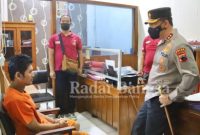 Kapolda Jateng Irjen Pol Ahmad Luthfi saat kunjungan ke polres Batang dan menemui guru yang diduga pelaku pencabulan ( IST/RadarBangsa)