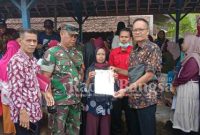 Plt Camat Cidaun Sofyan Sauri. S. Sos didampingi Dasep Kurniawan Babinsa desa Karangwangi dari  Koramil Cidaun serta D Hadiat. SH Kasi PPM kecamatan Cidaun serahkan Bantuan Langsung Tunai (BLT) Bahan Bakar Minyak (BBM) dan Sembako kepada KPM di desa Karangwangi. (Dok photo AE Nasution/RadarBangsa.co.id)