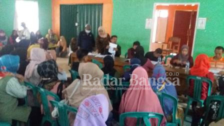 Kasi Kesra Kecamatan Cidaun, Kabupaten Cianjur, Provinsi Jawa Barat Dedeh J Herawati. SE, di dampingi  TKSK Kecamatan Cidaun Irwan sedang monitoring pendistribusian BLT BBM oleh pegawai PT POS Indonesia Unit Cidaun, kepada 885 KPM di desa Kertajadi. (Dok photo AE Nasution/RadarBangsa.co.id)