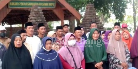 Emak-emak saat mengucapkan dukungan kepada putra kyai Jombang, Gus Bechi,  di depan makam Syekh Hisamuddin, Minggu (25/9).