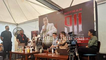 L (memakai topi) korban pemerkosaan saat mengadu ke Hotman Paris, Sabtu 24 September 2022 (Foto : Fyw)