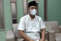 Ketua DPRD Kabupaten Lamongan H Abdul Ghofur saat memberikan penjelasan kepada awak media