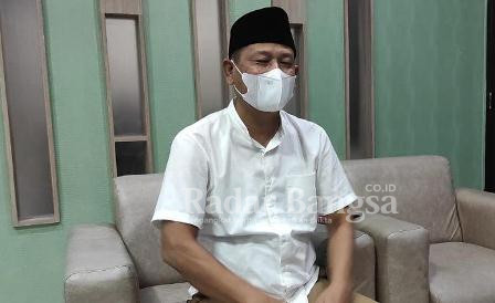 Ketua DPRD Kabupaten Lamongan H Abdul Ghofur saat memberikan penjelasan kepada awak media